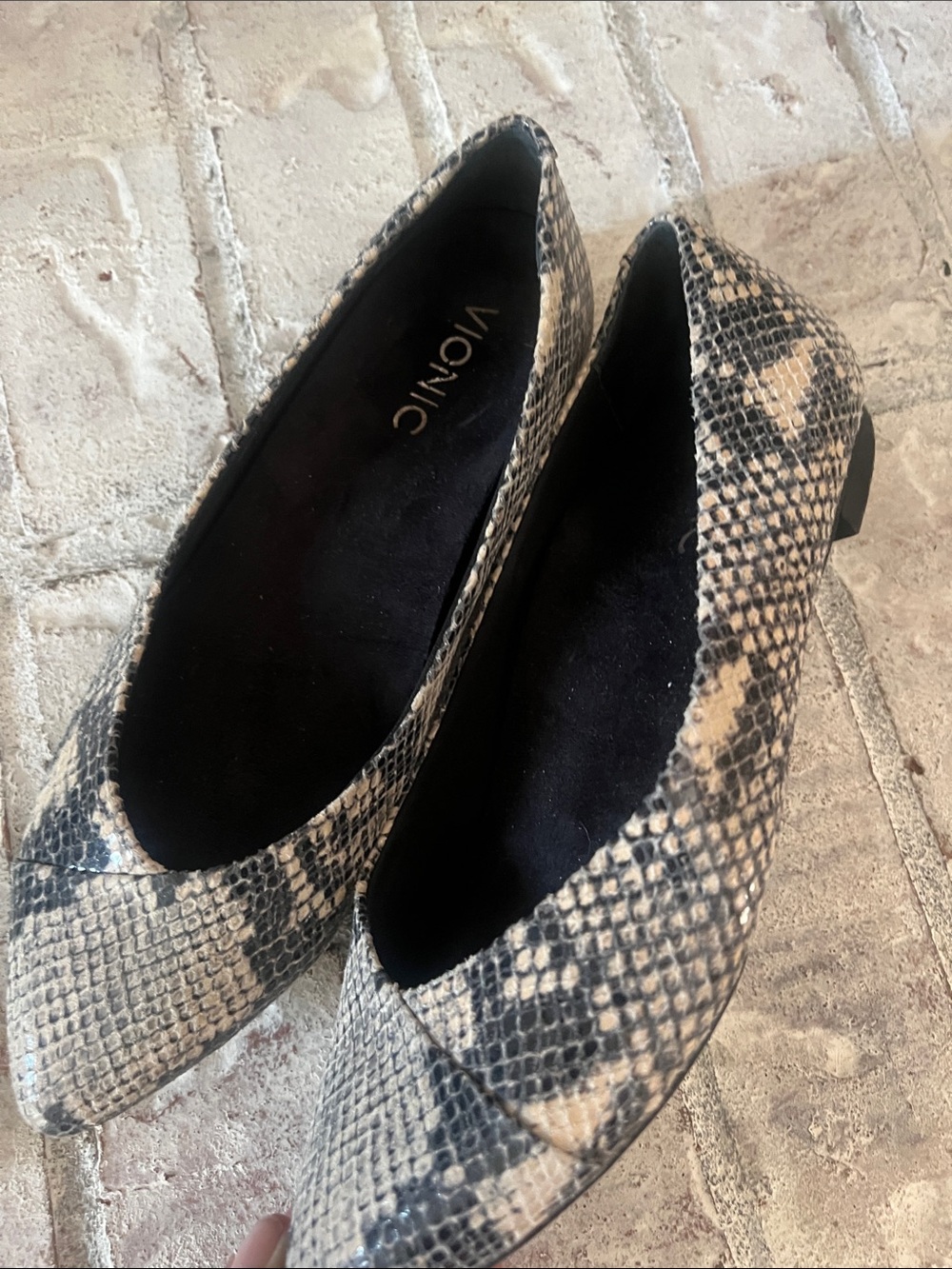 Vionic Women's Snake-Print Pointed Toe Flats in Black and Cream sz 6.5